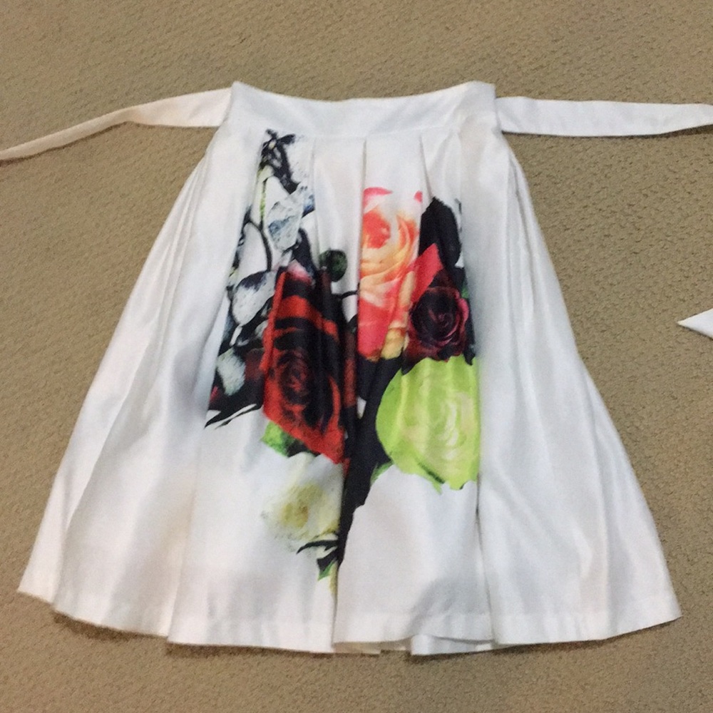 GRACIA white satin-feel skirt